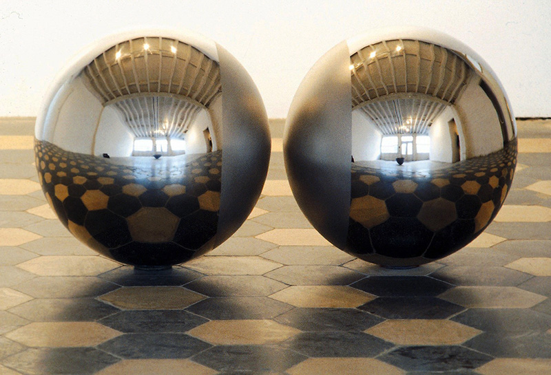 Vladimír Škoda. Constellations. : Réflexion binaire 1992 Acier inoxydable poli miroir partiellement grenaillé, 2 éléments, Ø 50 cm chacun